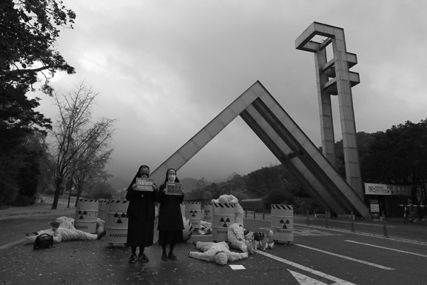 서울대학교 정문 앞에서 캠페인단과 함께 서울 시민들이 퍼포먼스를 진행했습니다. ©장영식