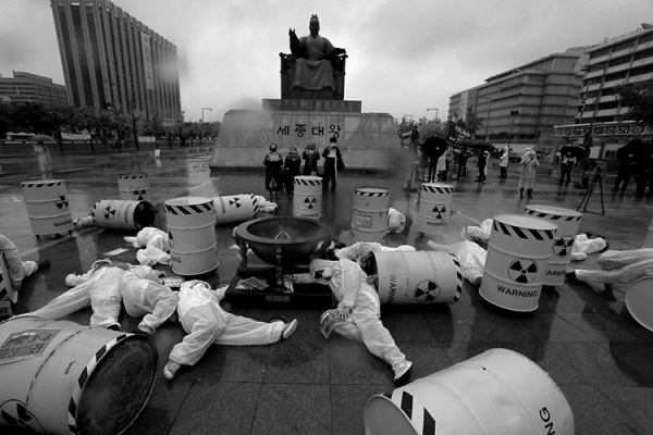 캠페인단과 서울 시민들이 광화문 세종대왕상 앞에서 '대한민국 방방곡곡 가져가라 핵폐기물' 퍼포먼스를 하고 있는 모습. ©장영식