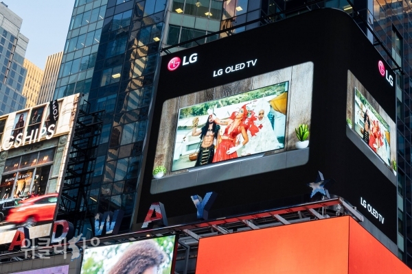현지시간 6일부터 미국 뉴욕 타임스스퀘어의 전광판에서 세계적인 팝스타 레이디 가가(Lady GaGa)의 신곡 ‘911’ 뮤직비디오가 상영되고 있다. ⓒ위클리서울/ LG전자