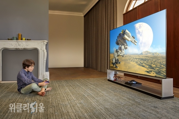 LG전자 올레드 TV가 차원이 다른 화질뿐만 아니라 압도적인 게이밍 성능으로 해외 유력 매체들로부터 최고 게이밍 TV로 인정받고 있다. 모델이 LG 올레드 TV(모델명: ZX)를 활용해 게임을 즐기고 있다. ⓒ위클리서울/ LG전자