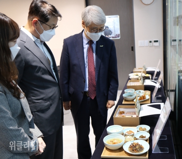 일 문종석 CJ프레시웨이 대표(가운데)와 김한수 비지팅엔젤스코리아 대표(오른쪽)가 서울 상암동 CJ프레시웨이 사옥에서 시니어케어 식단 ‘엔젤스밀’ 쿠킹클래스를 마친 뒤 식단을 둘러보고 있다. ⓒ위클리서울/ CJ프레시웨이