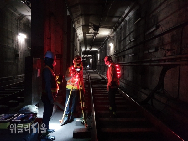 한국국토정보공사 직원들이 지난해 지하공간통합지도 구축을 위해 경기도 일대 지하시설물을 측량하고 있는 모습이다. ⓒ위클리서울/ LX