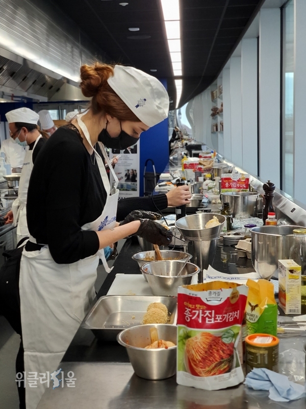 지난 11일(현지시각) 프랑스 파리 르 꼬르동 블루(Le Codon Bleu) 본교에서 열린 '종가집 김치 요리대회'에서 참가자가 종가집 포기김치를 활용한 요리를 하고 있다. ⓒ위클리서울/ 대상㈜