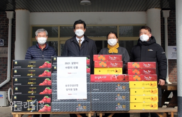 요진건설산업 이병호 상무(좌측에서 두번째)와 한국보육원 이진선 원장(좌측에서 세번째)이 기념사진을 촬영하고 있다. ⓒ위클리서울 /요진건설산업