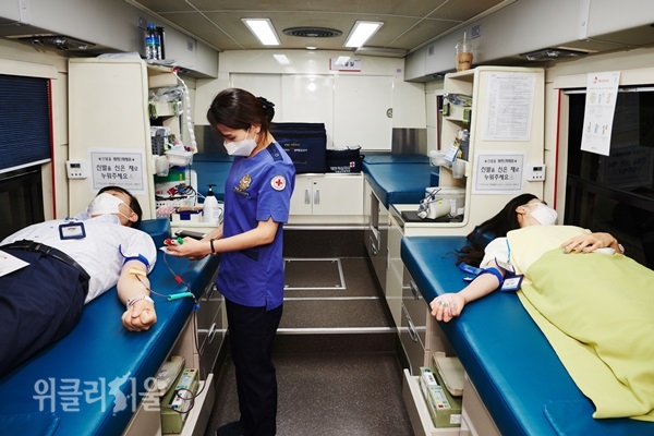 2020년 9월 새마을금고중앙회 임직원들이 서울 강남구 삼성동 본부회관을 방문한 헌혈버스에서 헌혈에 참여하고 있다. ⓒ위클리서울 /MG새마을금고
