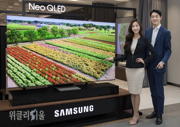 삼성전자 모델이 수원 삼성 디지털시티에서 2021년 신제품 Neo QLED TV를 소개하고 있다. ⓒ위클리서울 /삼성전자