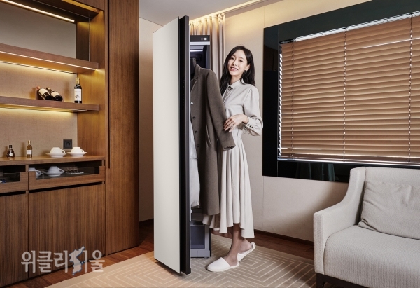 성전자 모델이 서울신라호텔에 마련된 'Experience room with 에어드레서'에서 차별화된 AI 의류청정 솔루션을 제공하는 맞춤 가전 '비스포크 에어드레서'를 소개하고 있다. ⓒ위클리서울 /삼성전자
