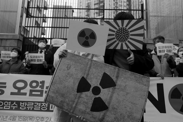 일본 정부의 후쿠시마 핵사고 때, 방사능에 피폭된 오염수의 바다 방류 결정 뒤에는 미국과 IAEA가 있습니다. ⓒ장영식