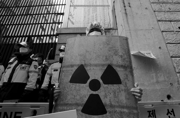 부산 시민이 일본 영사관 앞에서 후쿠시마 오염수의 바다 방류 결정에 항의하고 있습니다. 부산은 세계 최대 핵발전소가 있는 곳이며, 바다 도시이기 때문입니다. ⓒ?장영식