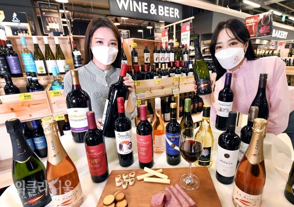 모델들이 29일 서울 등촌동 홈플러스 강서점에서 다양한 와인들을 선보이고 있다. 홈플러스는 다음달 26일까지 전국 주요 점포에서 최고급 5대 샤또 와인을 비롯한 인기 와인 150여 종을 한 데 모은 ‘와인장터’ 행사를 진행한다. ⓒ위클리서울 /홈플러스