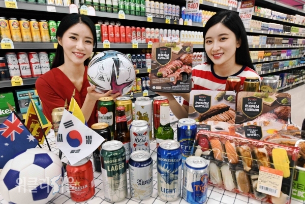 모델들이 2일 서울 마포구 홈플러스 월드컵점에서 축구 국가대표 응원전 상품을 선보이고 있다. ⓒ위클리서울 /홈플러스