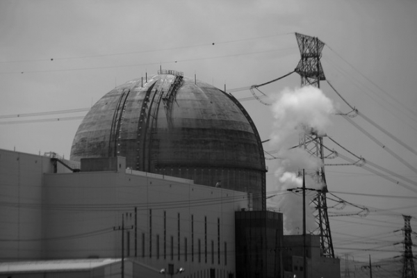 2016년 7월 8일 오후, 신고리 핵발전소 4호기가 상업발전 하기 전에 수증기를 배출하고 있는 모습. 지난 5월 29일 화재 때는 이 모습과는 비교할 수 없는 연기가 하늘 위로 치솟았다. ⓒ장영식