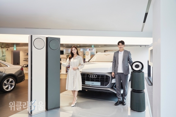 모델들이 아우디 국내 공식딜러인 고진모터스의 매장 가운데 서울시 강남구 소재 도산대로점에서 LG 휘센 타워 에어컨(사진 왼쪽), 아우디 Q8 차량(사진 가운데), LG 퓨리케어 360° 공기청정기 알파를 소개하고 있다. ⓒ위클리서울 /LG전자