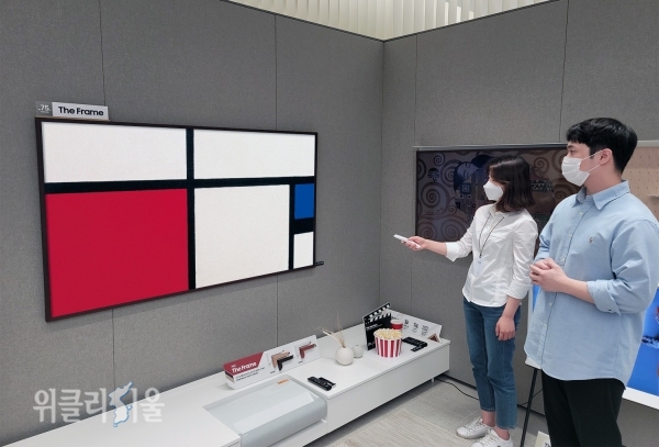 삼성전자 직원들이 삼성 디지털프라자 홍대점에서 '더 프레임'에 담긴 피에트 몬드리안의 작품 'Composition in Colours / Composition No. I with Red and Blue'를 소개하고 있다. ⓒ위클리서울 /삼성전자