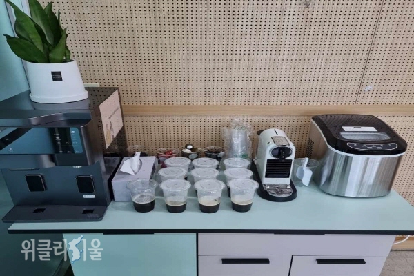 정재구 명예하양읍장·박해진 하양읍이장협의회장 '커피머신기와 제빙기 기증' ⓒ위클리서울/경산시