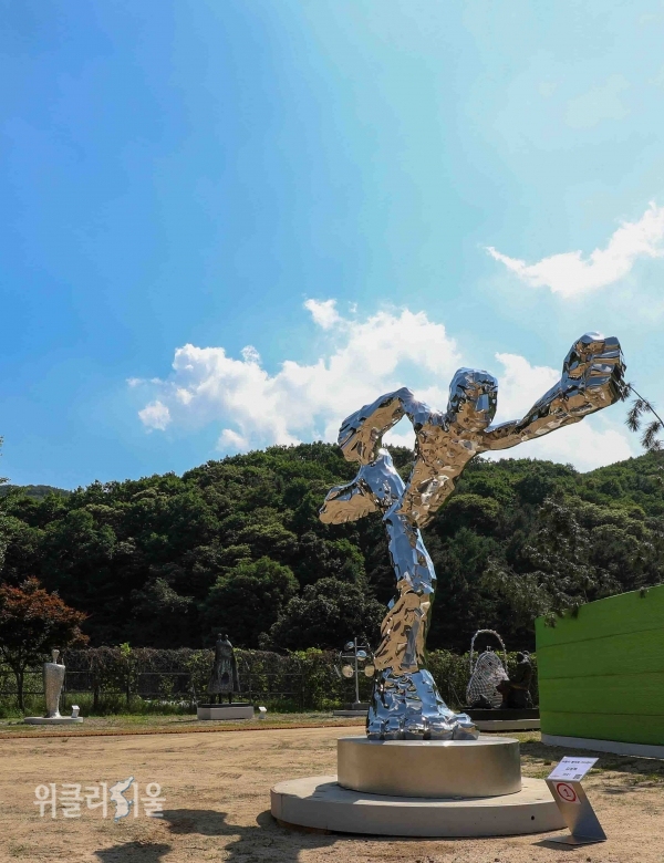 크라운해태제과가 21일 글로벌 K-Sculpture 일환으로 양주 군부대에서 개최하는 '2021 양주조각가협회 창립전'. 작가 김성복 작품 '바람이 불어도 가야한다'  ⓒ위클리서울 /크라운해태제과