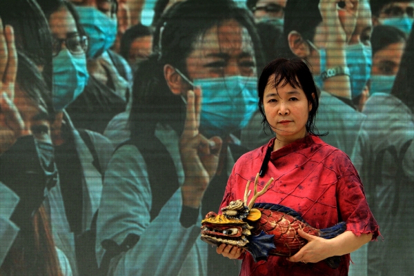 부산 민예총 연극인 황미애 씨가 금어와 함께 군사 쿠테타에 저항하고 있는 미얀마 민중들을 기억하고 있는 모습. ⓒ장영식