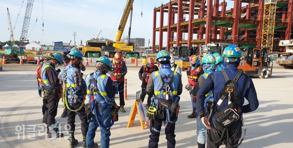 근로자들이 작업 전 안전회의(TBM)에서 전달 사항을 공유하고 있다. ⓒ위클리서울 /삼성물산 건설부문