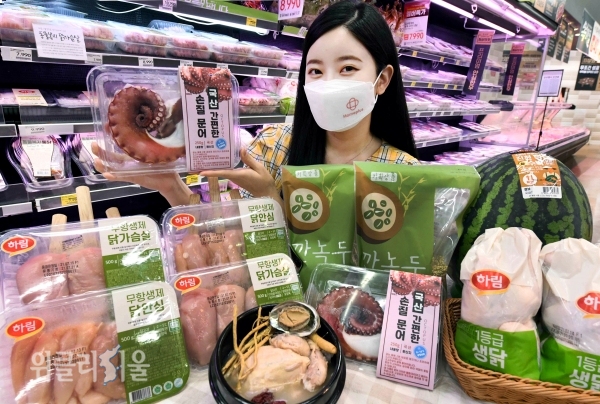 모델이 20일 서울 등촌동 홈플러스 강서점에서 중복(21일)을 맞아 다양한 보양식 식재료를 선보이고 있다. ⓒ위클리서울 /홈플러스