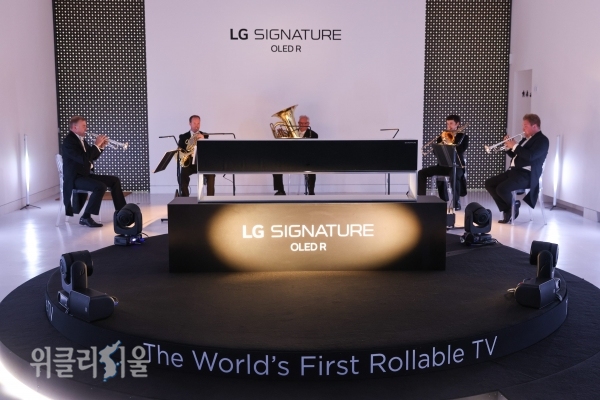 LG전자가 영국 런던에 위치한 아트 스튜디오에서 VIP 고객을 초청해 LG 시그니처 올레드 R를 소개하는 행사를 열었다. LG 시그니처 올레드 R가 런던을 대표하는 로열 필하모닉 오케스트라의 연주와 함께 무대에서 소개되고 있다. ⓒ위클리서울 /LG전자