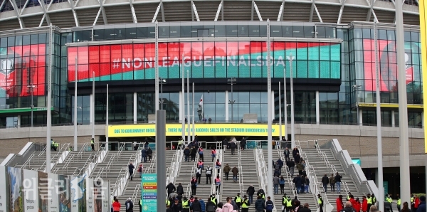 LG전자가 영국 런던에 위치한 웸블리 스타디움(Wembley Stadium)에 초대형 LED 사이니지를 설치했다. 이 전광판은 영국 최대 경기장인 웸블리 스타디움의 메인 출입구 위에 설치돼 수많은 관람객에게 경기 정보, 광고영상 등 다양한 콘텐츠를 생생하게 보여준다. 사진은 초대형 LED 전광판이 설치돼 있는 웸블리 스타디움의 모습. ⓒ위클리서울 /LG전자