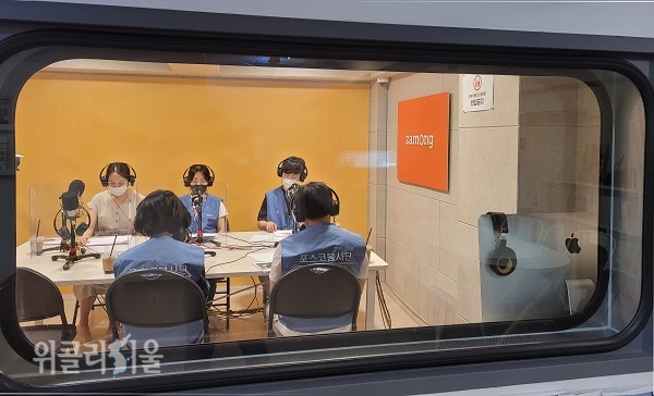 ▲	굿보이스봉사단원들이 오디오북 제작을 위해 녹음 작업을 하고 있다.
