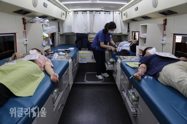한화손해보험 임직원들이 추석맞이 헌혈 나눔 행사에 참여하고 있다.ⓒ위클리서울/ 한화손해보험