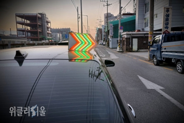 차량에 LED 안전 표지등 ‘로드불’을 장착한 모습. ⓒ위클리서울 /한국자동차튜닝산업협회
