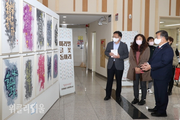 박일호 밀양시장이 14일 밀양아리랑 문화예술동아리 합동발표회에서 밀양아리랑을 주제로 한 작품을 관람하고 있다. ⓒ위클리서울/밀양시