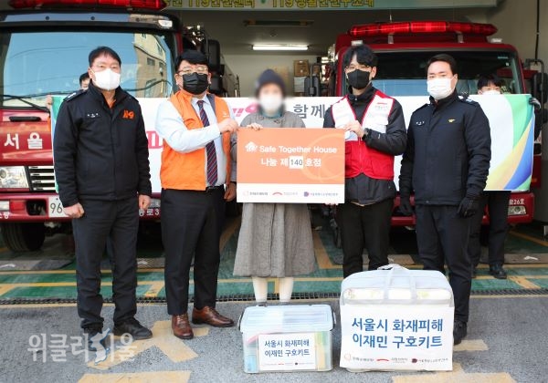한화손해보험 서울지역본부 봉사단은 18일 오후 종로소방서 숭인119안전센터에서 불의의 화재사고를 당한 지역 주민에게 위로금과 구호세트를 전달했다.ⓒ위클리서울/ 한화손해보험