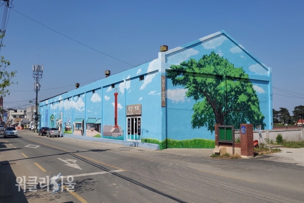 청하시장 인근의 노후 건물 벽면에 아름다운 벽화 ⓒ위클리서울/포항시