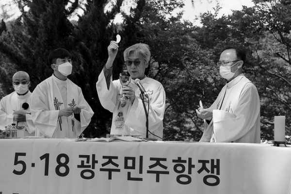 천주교정의구현전국사제단은 5월 17일 오후 2시 광주 망월동 구묘역에서 광주항쟁 52주기 미사를 봉헌했다. ⓒ장영식