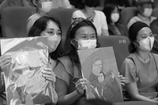 영화 '니 얼굴' 시사회에 참석했던 시민들이 은혜 작가를 응원하고 있는 모습. ⓒ장영식
