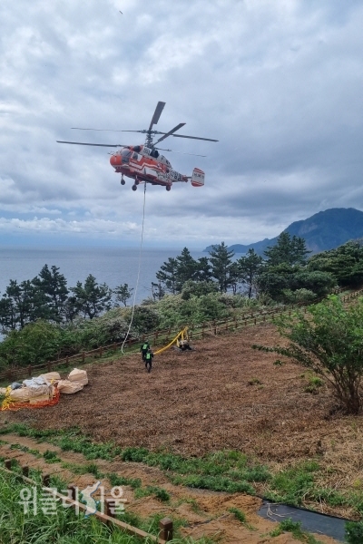 산림청 헬기(KA-32T) 1대를 지원하여 총 70톤 물량의 자재를 공중으로 지원 ⓒ위클리서울/울진산림항공관리소