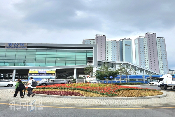 서부1동 '경산역 광장 앞 로터리 화단 환경정화'  ⓒ위클리서울/경산시