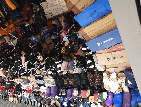 다양한 슬리퍼와 고무신, 장화가 구비되어 있는 신발가게.