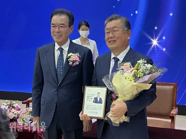 박일호 밀양시장이 29일 농협중앙회에서 수여하는 2022년 지역농업발전 선도인상을 수상했다.(왼쪽부터 이성희 농협중앙회 회장, 박일호 밀양시장) ⓒ위클리서울/밀양시