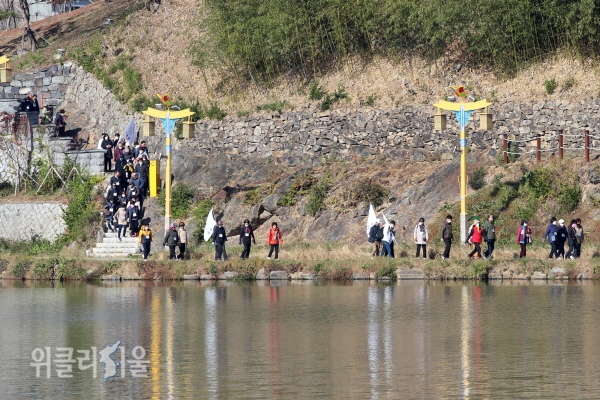 밀양 향우인 추억의 고향길 걷기대회 참여자들이 영남루둘레길을 걷고 있다. ⓒ위클리서울/밀양시