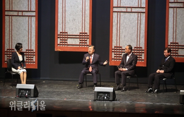 박일호 밀양시장이 지난 5일 개최된 밀양아리랑 판타지아 공연에 참석하여 ‘밀양아리랑의 현주소’ 라는 주제로 대화를 나누고 있다. ⓒ위클리서울/밀양시