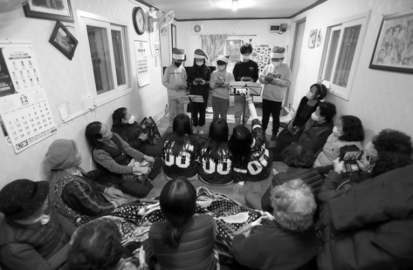 행복한공부방지역아동센터 청소년들이 전력질주협동조합 어르신들을 찾아서 칼림바 연주를 하고 있는 모습. ⓒ장영식