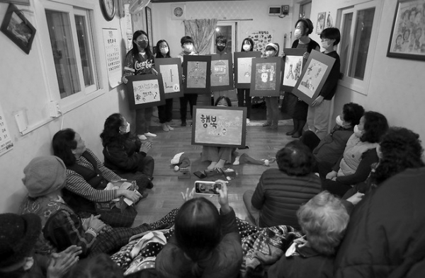 행복한공부방지역아동센터 청소년들은 지구 환경을 위해서 현수막 대신 어르신들의 만수무강을 기원하는 손포스터를 직접 만들어서 소중한 마음을 전달했습니다. ⓒ장영식