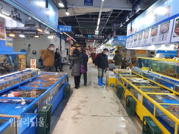 수산물 시장 내부_생선을 사기 위해 많은 고객들이 찾는다