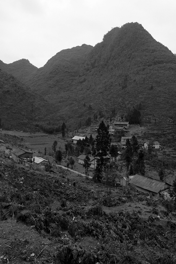 꺼라오족 마을은 비탈진 산악 지형에 있었다. 척박한 땅에서 옥수수와 채소가 주요 작물이었지만, 그 수확량은 많지 않아 보였다. ⓒ장영식