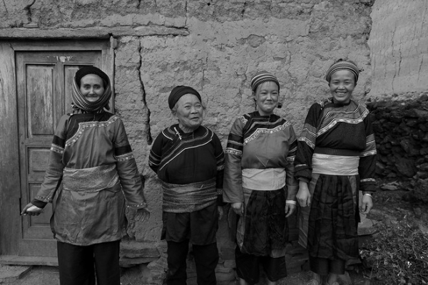 꺼라오족 전통 복장을 하고 나온 사람들. 웃음기 없는 얼굴이 너무 딱딱해서 촬영 중에 미소를 담기 위해 노력했지만, 어색하기만 했다. 아무도 권하지 않았지만, 촬영을 위해 그들의 고유 복장을 입고 나왔다. 가난하지만, 따뜻한 사람들이었다. ⓒ장영식