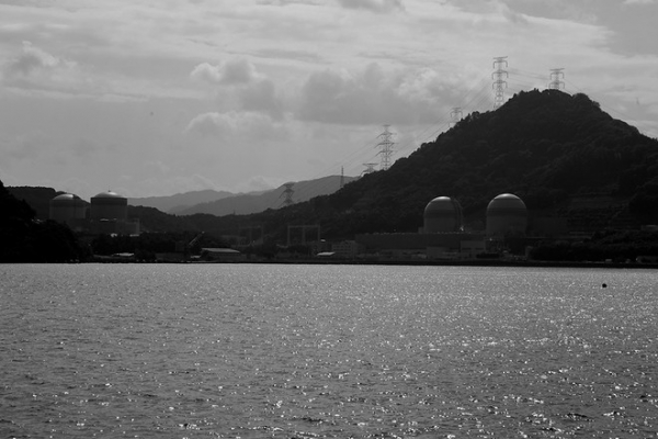 아름다운 절경의 바다에는 일본에서 가장 오래된 다카하마 핵발전소가 있었다. 다카하마 핵발전소에는 프랑스에서 화물선을 이용해서 플루토늄과 우리늄을 혼합한 재활용 핵연료인 '혼합산화물(MOX)'을 반입해서 후쿠이현 시민들이 크게 반발하기도 했다. ⓒ장영식 