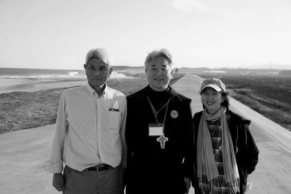 후쿠시마 핵발전소가 보이는 방파제에서 한국천주교주교회의 생태환경위원회 위원장 박현동 아빠스(가운데)와 이선희(오른쪽) 씨가 함께했다. 이선희 씨는 통역과 안내를 맡았다. ⓒ장영식