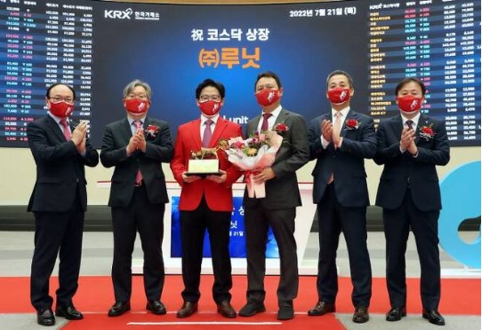 서범석 루닛 대표(왼쪽 세번째)가 2022년 7월 코스닥 상장 기념식에서 관계자들과 사진을 찍고 있다. ⓒ위클리서울/한국거래소