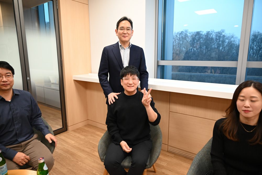 10일 서울 우면동 삼성리서치를 방문한 이재용 삼성전자 회장이 연구원들과 기념 사진을 촬영하고 있다.