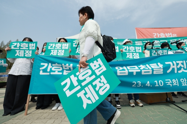 간호사법 제정을 위해 국회 앞에 모인 간호사들 ⓒ위클리서울/(사진=연합뉴스)