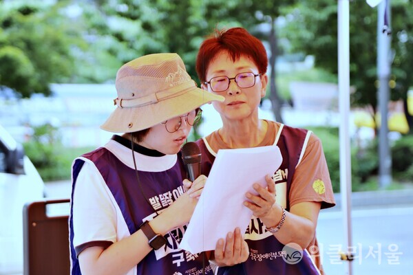 이수진 활동가(왼쪽)가 발언하는 모습 ⓒ위클리서울/정상훈 기자